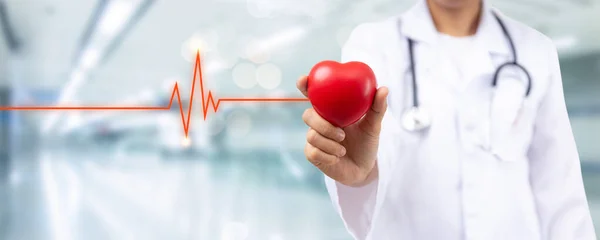 Cerca Mano Del Médico Que Sostiene Corazón Rojo Para Las — Foto de Stock
