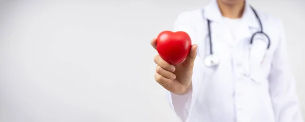Cerca Mano Del Médico Que Sostiene Corazón Rojo Para Las — Foto de Stock