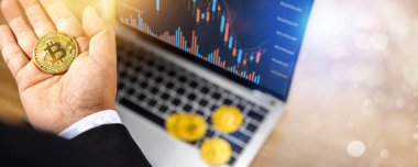 Kripto değiş tokuşunda hisse senedi yatırımlarından elde edilen gelir ve kripto 'yu elinde tutan ve finans teknolojisi piyasasından, e-ticaret yatırımcısından satın almak için ödeme yapan iş adamının elindeki bitcoin' i kapatın.