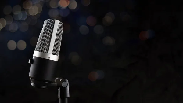 Mikrofon Für Audioaufnahme Oder Podcast Konzept Einzelmikrofon Auf Dunklem Schattenhintergrund — Stockfoto