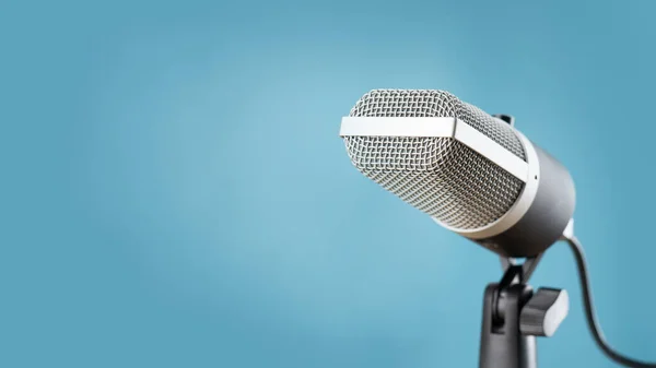 Microfono Registrazione Audio Concetto Podcast Singolo Microfono Sfondo Blu Morbido — Foto Stock