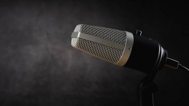 ses kaydı veya Podcast konsepti için mikrofon, koyu gölge arkaplan üzerinde fotokopi alanı olan tek mikrofon