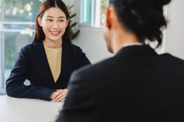 Siyah takım elbiseli, uzun saçlı, iş görüşmesinde mutluluktan sırıtan güzel bir Asyalı kadın aday. İş görüşmesinde gülümseyen genç bir bayan.. 
