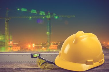Tablo planı inşaat site.vintag binasında çalışan mühendis