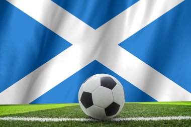 İskoçya bayrağı önünde futbol ile