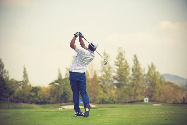 Golfistas golpear campo de golf de barrido en el color vintage de verano — Foto de Stock