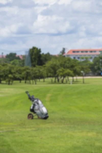 Golfistas borrosas golpearon el campo de golf que barría en el verano en sunshin —  Fotos de Stock