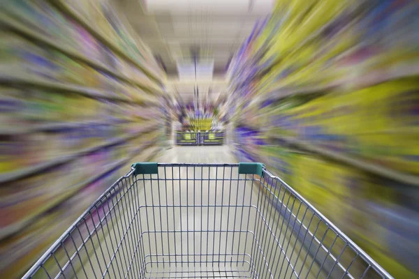 Shopping en supermarché par chariot de supermarché en mouvement flou — Photo