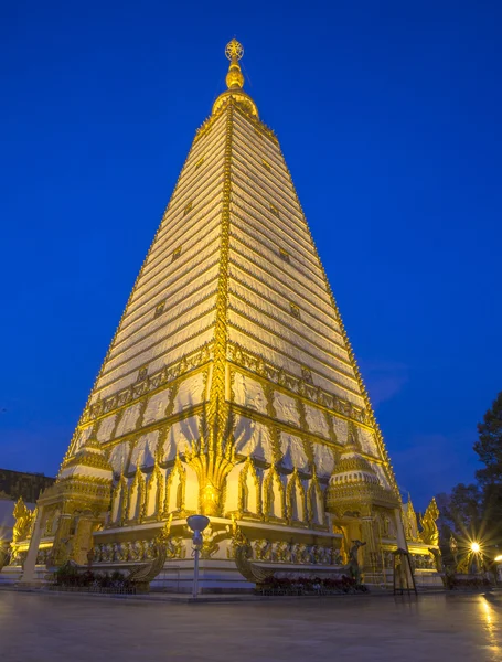 Prydnad: arkitektur landskap av vitt och guld pagoda på wat — Stockfoto