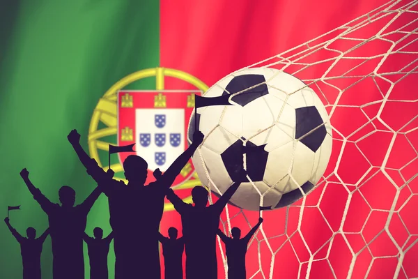 Portekiz bayrağı ile siluetleri futbol fanlar. Tezahürat kavramı — Stok fotoğraf