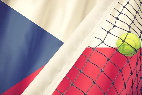 Piłki tenisowe w necie na czeski flaga background.vintage kolor — Zdjęcie stockowe