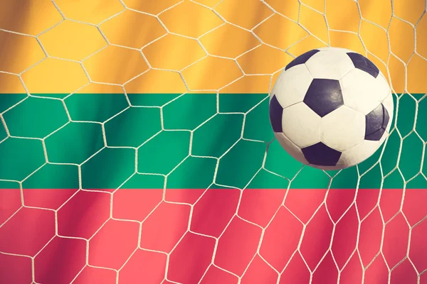 Bandera de Lituania y pelota de fútbol, fútbol en gol net vintage col —  Fotos de Stock