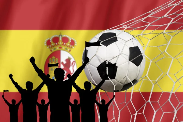 İspanya bayrağı ile siluetleri futbol fanlar. Tezahürat kavramı — Stok fotoğraf