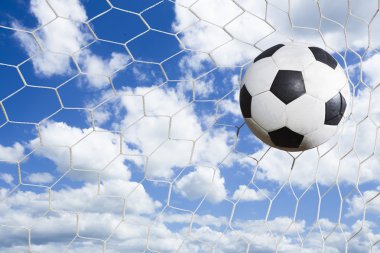 Futbol topu gol ağında.