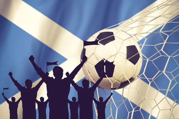 Sylwetki fanów piłki nożnej z flaga Szkocji. Koncepcja cheer — Zdjęcie stockowe