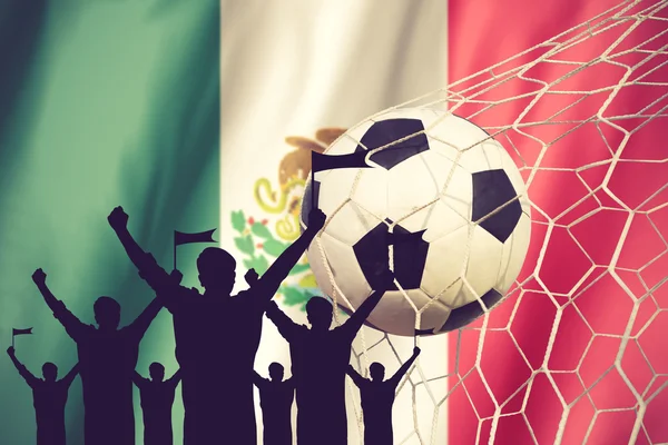 Σιλουέτες των οπαδών ποδοσφαίρου με σημαία του Μεξικού. Ευθυμία έννοια vi — Φωτογραφία Αρχείου