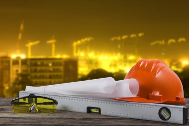 Tablo planı ve plan dayanıklı binasında çalışan mühendis