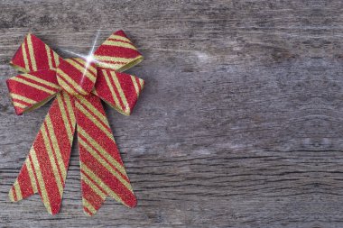 Chrismas baubles ve dekorasyon ahşap arka plan üzerinde değişiklik