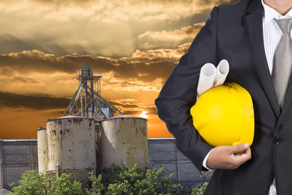 Casco de sujeción de ingeniero para trabajar al pie del edificio const — Foto de Stock