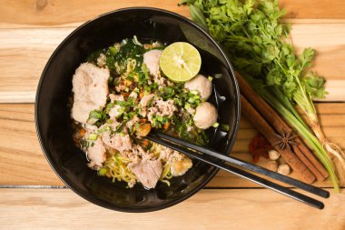 Asya tarzı domuz erişte çorbası