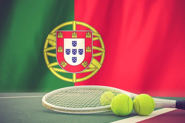 Portugal Bandera y pelota de tenis en el estadio Fondo Original vin —  Fotos de Stock