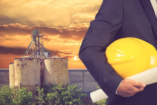 Casco de sujeción de ingeniero para trabajar al pie del edificio const — Foto de Stock