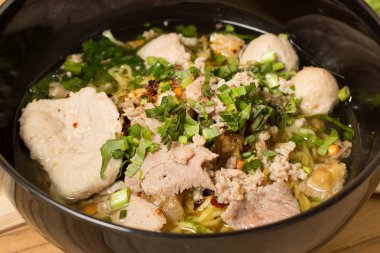 Asya tarzı domuz erişte çorbası