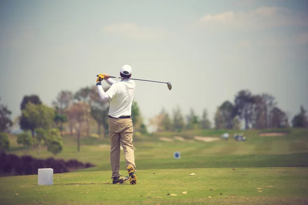 Golfozók hit elsöprő golfpálya a nyáron. Vintage színes — Stock Fotó