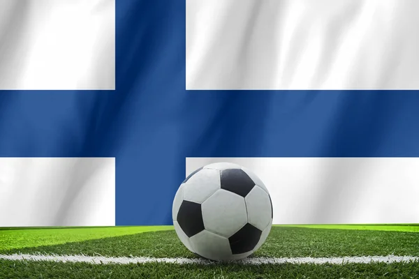 Balón de fútbol y bandera nacional de Finlandia se encuentra en la hierba verde —  Fotos de Stock