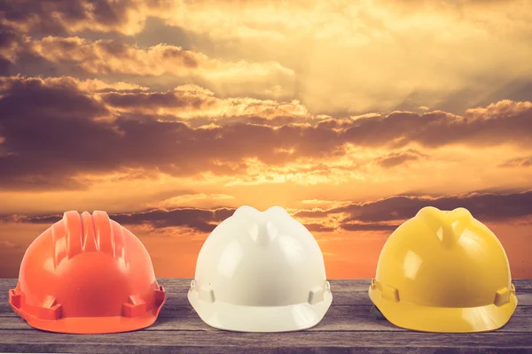 Plan de mesa de trabajo del ingeniero en el sitio de construcción de edificios agains —  Fotos de Stock