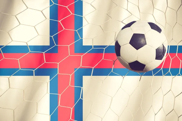 Bandera de las Islas Feroe y pelota de fútbol, fútbol en gol net vintage —  Fotos de Stock