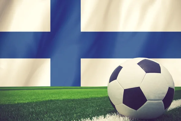 Balón de fútbol y bandera nacional de Finlandia se encuentra en la hierba verde —  Fotos de Stock