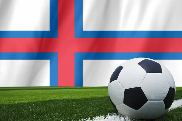 Balón de fútbol y bandera nacional de las Islas Feroe se encuentra en el verde —  Fotos de Stock