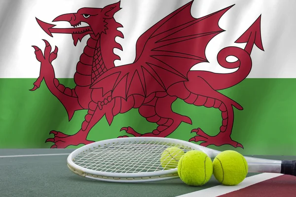 Pelota de tenis sobre fondo de bandera de Gales . — Foto de Stock