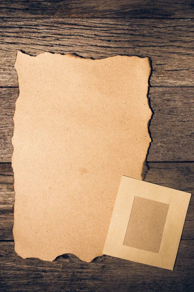 Viejo papel sobre madera envejecida marrón. Color vintage —  Fotos de Stock