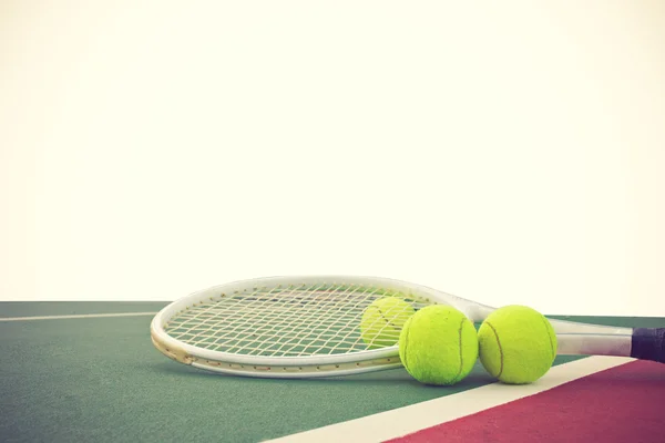 Tennisracket och bollar på vit bakgrund vintage färg — Stockfoto