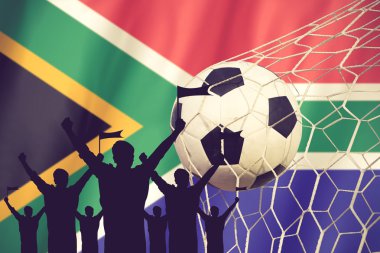 Güney Afrika bayrağı ile siluetleri futbol fanlar. Konsantrasyon tezahürat