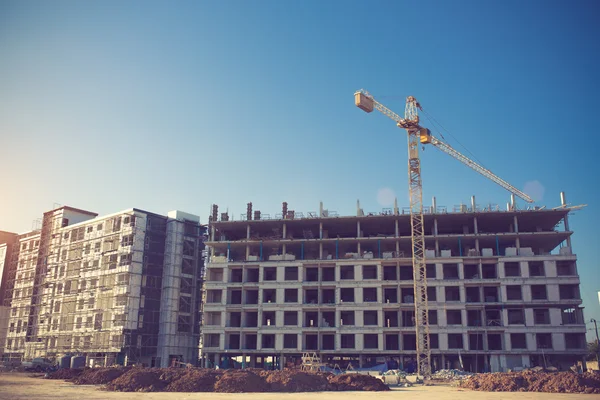 Gökyüzü arka plan üzerinde Vinçler ile şantiye. Vintage renk