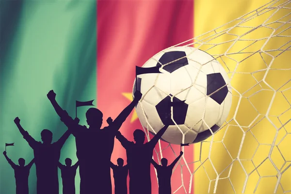 복 카메룬의 국기와 실루엣 축구 팬 들의 치 어 리더 컨셉 — 스톡 사진