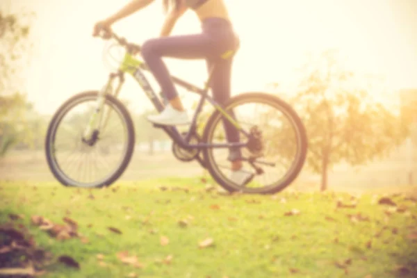 Verschwommene Radfahrerin entspannt sich von der Übung. — Stockfoto