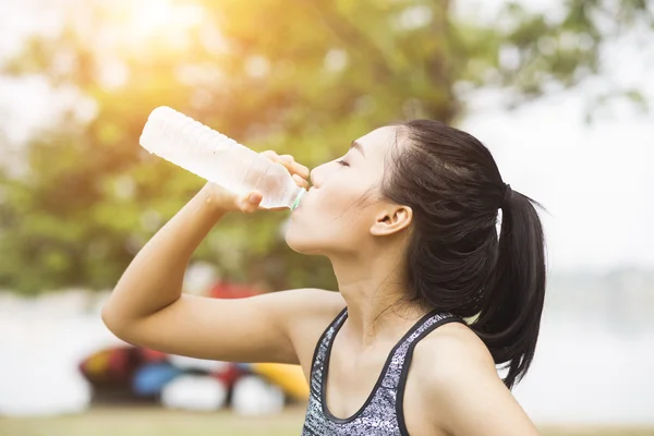 Belle jeune femme boire de l'eau après l'exercice — Photo