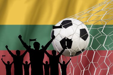 Litvanya bayrağı ile siluetleri futbol fanlar. Tezahürat kavramı