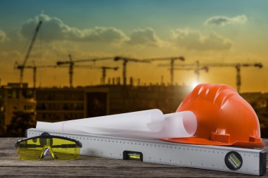 Tablo planı ve plan dayanıklı binasında çalışan mühendis