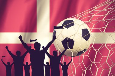 Danimarka bayrağı ile siluetleri futbol fanlar. Tezahürat kavramı v
