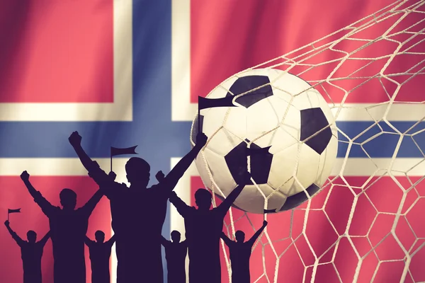 Sylwetki fanów piłki nożnej z banderą Norwegii. Dopingować Concept vi — Zdjęcie stockowe