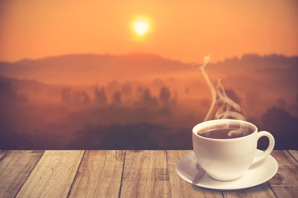 Csésze kávé reggel napkeltekor a hegy. Vintage színes — Stock Fotó