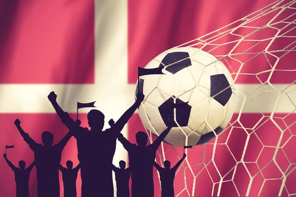 Silhouetten von Fußballfans mit dänischer Flagge .cheer concept v — Stockfoto