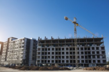 Gökyüzü arka planında vinçleri olan inşaat alanı