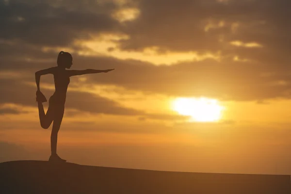 Silueta de una hermosa mujer Yoga por la mañana.vintage colo — Foto de Stock