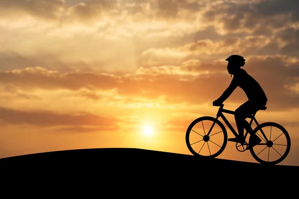 La silueta de un hombre en moto de montaña, puesta de sol — Foto de Stock